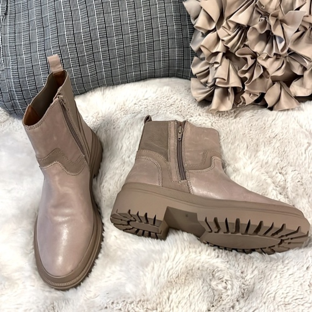 Lucky Brand Eabile Clay Tan Leather Chelsea Lug Sole Ankle Zipper Boots Sz 9